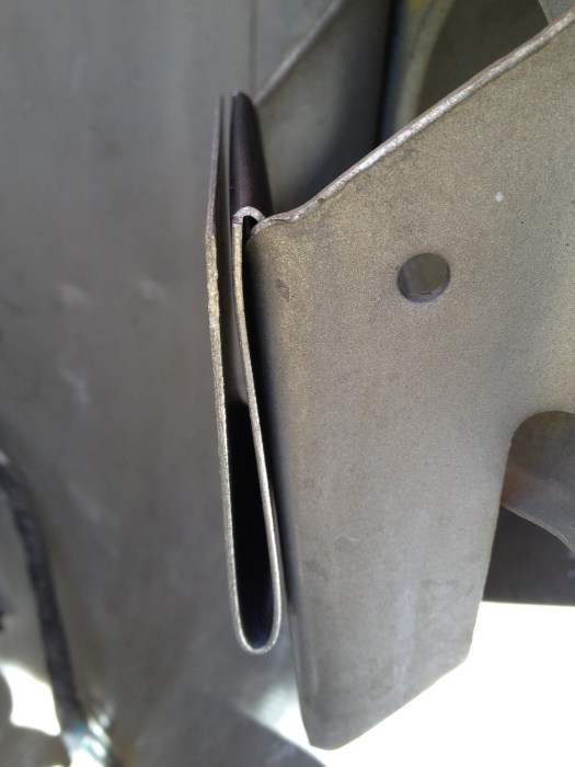 Daily-Datsun-280z-windshield-washer-reservoir-motor (6)